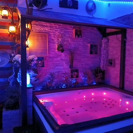 L'Histoire De L'Ouest , Jacuzzi Appartement Доль Экстерьер фото