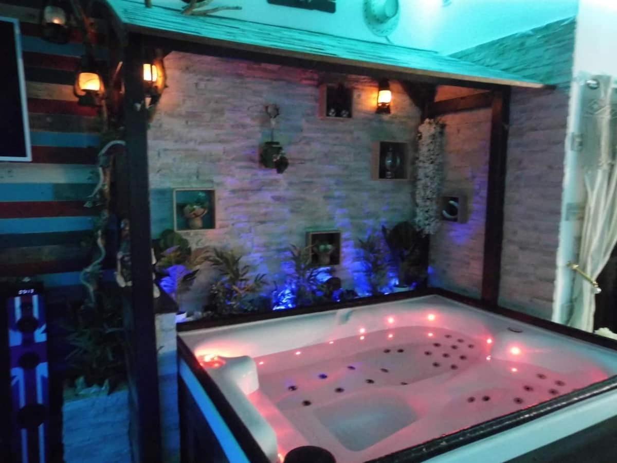 L'Histoire De L'Ouest , Jacuzzi Appartement Доль Экстерьер фото