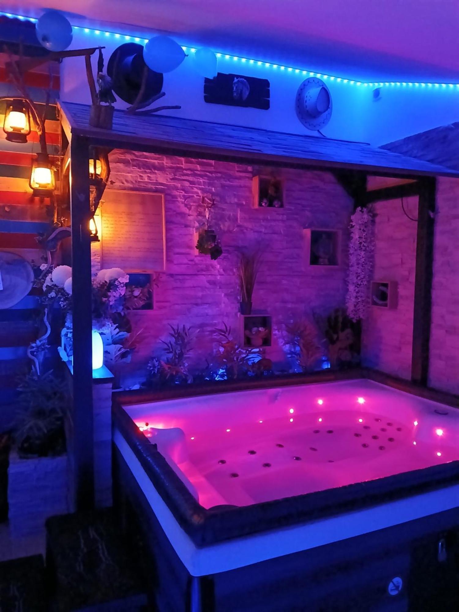 L'Histoire De L'Ouest , Jacuzzi Appartement Доль Экстерьер фото